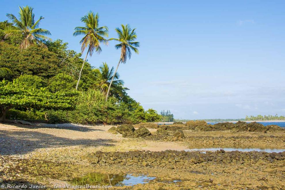 Imagem das pedras na Praia das Pedras na Ilha de Boipeba.